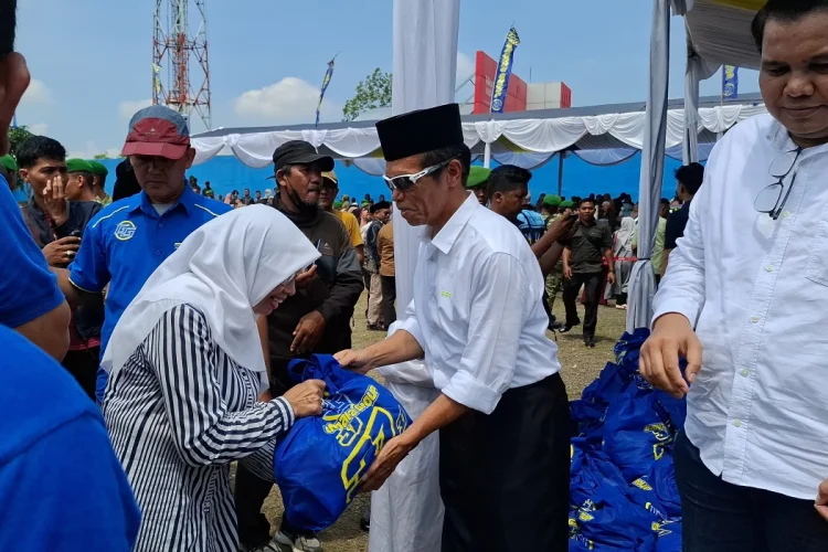 1.100 Warga Tasikmalaya Terima Bantuan Sembako dari Sinergi TNI, Kemendes dan Swasta