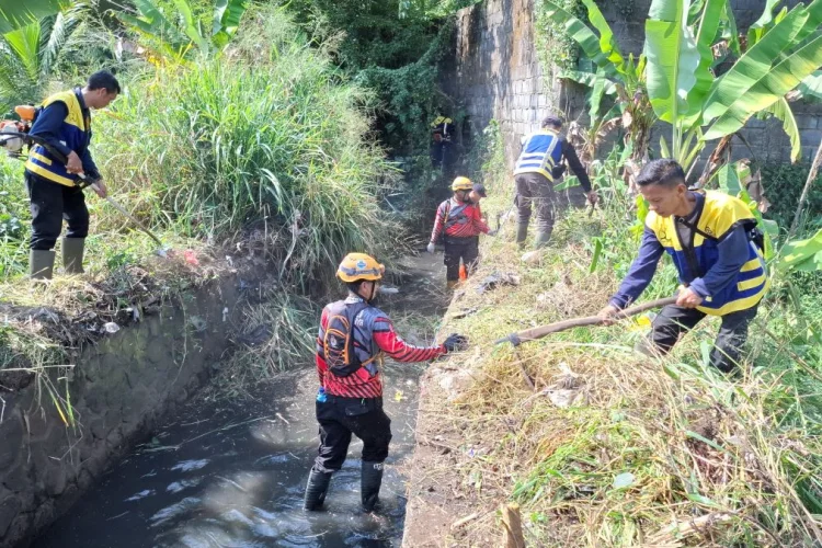 Antisipasi Banjir, Ratusan Personel Gabungan 'Kepung' Saluran Air Tugujaya   ​