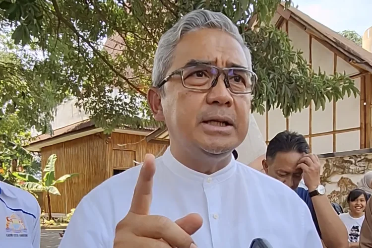 Farhan Akui Keterbatasan Anggaran, Sampah Kota Bandung Diangkut Terbatas