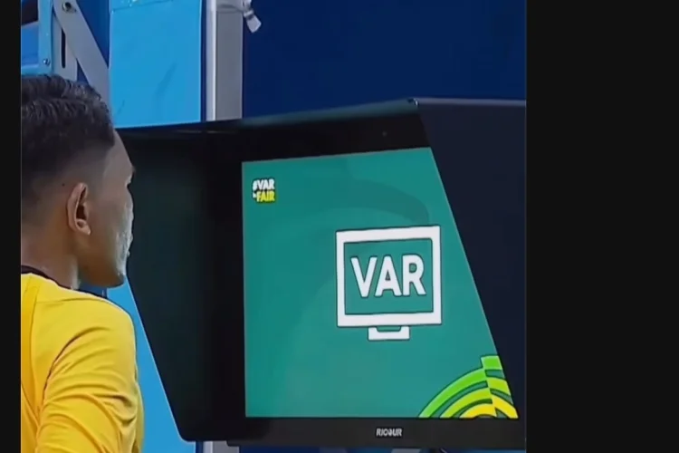 Momen Kocak di Liga Indonesia: Wasit Cek VAR, Tapi Petugasnya 'Menghilang'?