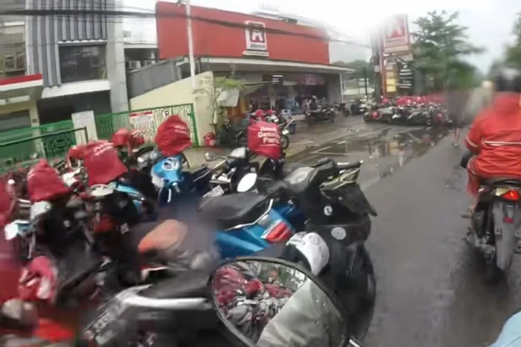Parkir Liar Kebon Jati Makan Badan Jalan, Wali Kota Bandung Farhan Disentil Warga