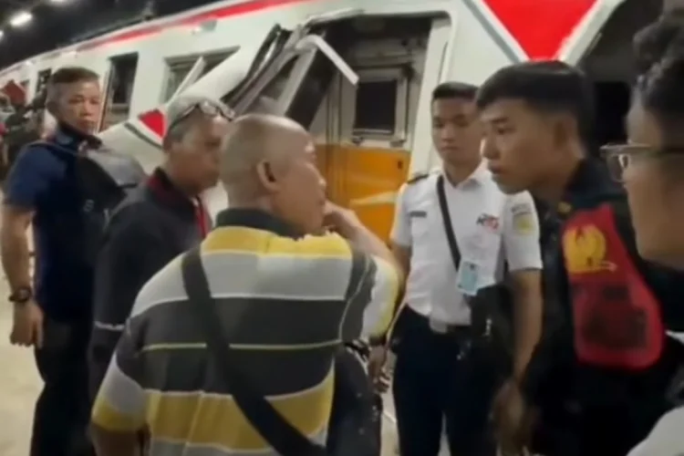 Viral! Pria Ini Buat Geram Petugas di Lokasi Kecelakaan KRL Bekasi Timur