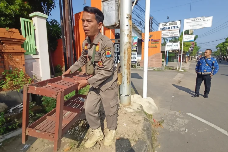 Lebih Humanis, Satpol PP Cirebon Mulai Tertibkan PKL di Badan Jalan