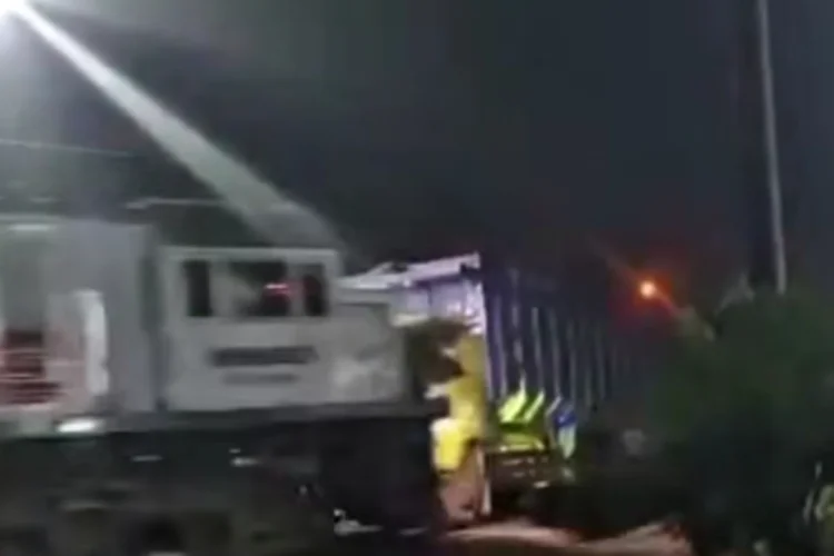 Truk Terobos Perlintasan Blitar Berakhir Tragis Dihantam Kereta Api