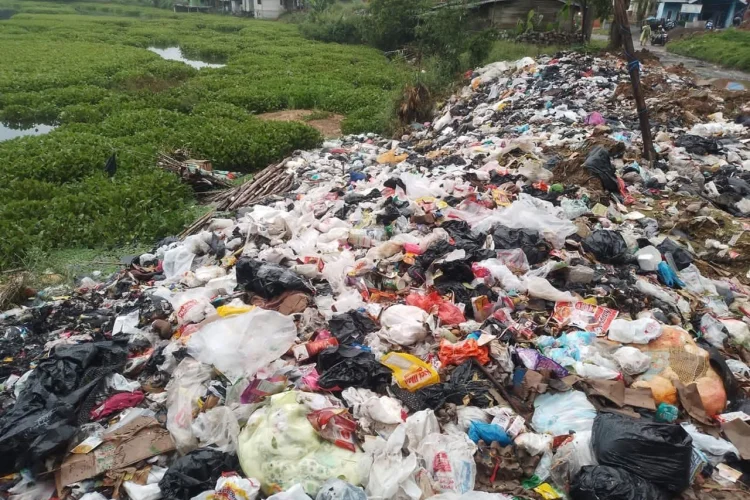 Pemprov Jabar Angkut 500 Ton Gunungan Sampah Pasar Baleendah ke TPA Sarimukti