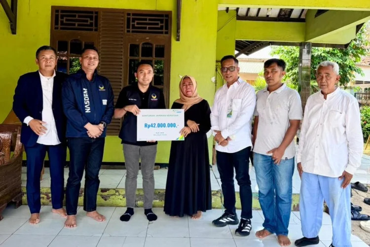 NasDem Karawang Serahkan Santunan Rp42 Juta kepada Keluarga Kader H. Oha