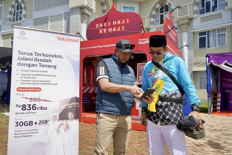 Jemaah Haji dari Kloter Jawa Barat Makin Tenang Beribadah Pakai RoaMAX Haji Telkomsel
