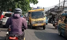 Truk Patah As Roda di tengah Jalan Tajur, Arus Lalu Lintas Sempat Macet