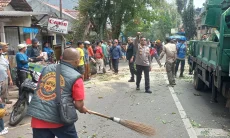 Pohon Besar Tumbang Tutup Jalan Encep Kartawiria Cimahi, Tiga Siswa Luka Ringan
