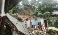 Tebing Jayasari Longsor Timpa Rumah Warga