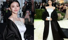 Tampil Anggun Bak Dewi, Karina aespa Mempesona dalam Debut Met Gala 2026