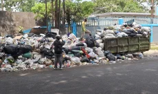 TPS Jalan SL Tobing Dipenuhi Sampah hingga Meluber ke Bahu Jalan, Dikeluhkan Warga