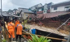 Bangunan dan Masjid di Pinggir Kali Cikaret yang Tergerus Aliran Air Dibongkar