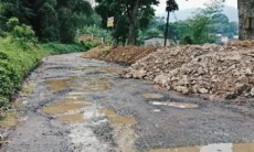 Ruas Jalan Rancapanggung‑Cikadu Rusak Parah Sepanjang 2 KM
