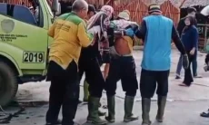Petugas DLH Kota Tasikmalaya Terjatuh dari Truk Sampah Saat Bertugas
