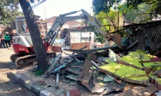Penertiban Meluas , Satpol PP Kota Bandung Bongkar Kios Liar di Gatsu