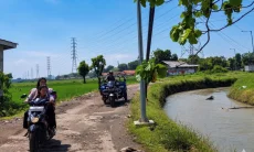 Jalan Rusak ke Kramat Talun Dikeluhkan, Warga Pasang Spanduk Sindiran