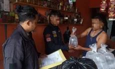 Tertibkan Miras Oplosan, Polsek Cipatat Gerebek Toko Penjualan Ilegal di Rajamandala