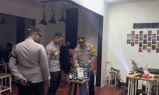Polisi Bubarkan Pesta Miras di Tasik, 5 Botol dan Termos Alkohol Diamankan