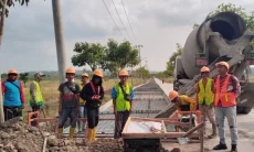 Pemkab Cirebon Betonisasi 23 Ruas Jalan, Warga Tagih Kualitas Proyek