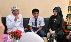 Terharu dan Bangga Melihat Semangat Ihsan, Wagub Jabar Jamin Sekolahnya Tetap Berlanj
