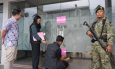 Dikawal Aparat Bersenjata, Kejari Karawang Segel Kantor PT BAS