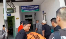 Jenazah Pria yang Terjun dari Jembatan Cirahong Tiba di RSUD, Keluarga Histeris