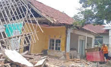 Cicarewed Banjir Lagi, Rumah Warga Ambruk