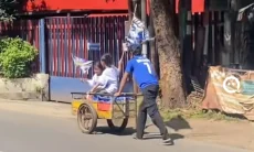 Viral Momen Haru Seorang Bapak Dorong Gerobak Ajak Anak Ikut Konvoi Persib
