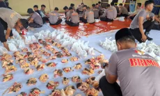 Wujud Kepedulian ke Masyarakat, Batalyon D Pelopor Bagikan 1.900 Paket Daging Kurban