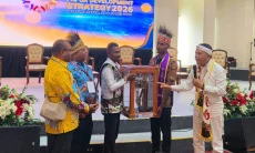 Beri Replika Rumah Pohon Korowai, Masyarakat Adat Papua Harap Dedi Selamatkan Hutan