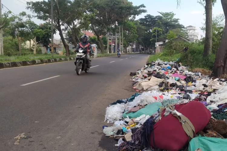 Sampah Liar Kembali Menggunung di Jalur Wisata Soreang–Ciwidey, Bikin Warga Kesal