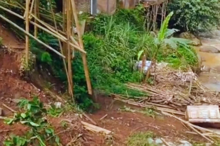 Akses Tertimbun Longsor, Disparbud KBB Tutup Total Curug Malela Bandung Barat