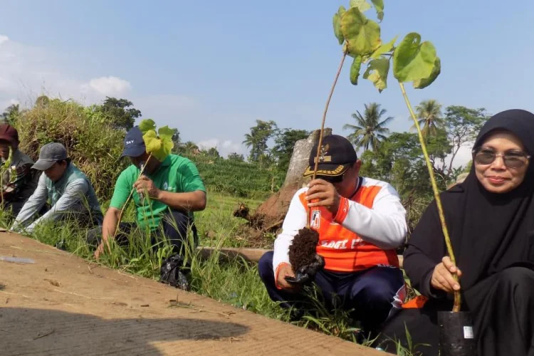 Merawat Bumi, Pemdes Pamijahan dan Relawan Tanam 1.500 pohon