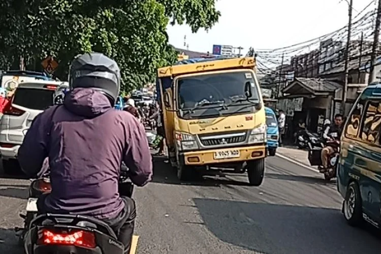 Truk Patah As Roda di tengah Jalan Tajur, Arus Lalu Lintas Sempat Macet
