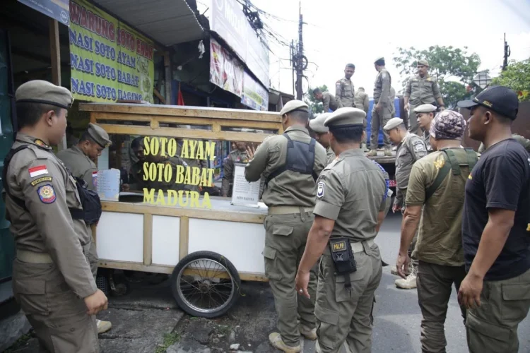 Kios PKL Cicadas Kota Bandung Ditertibkan Bertahap