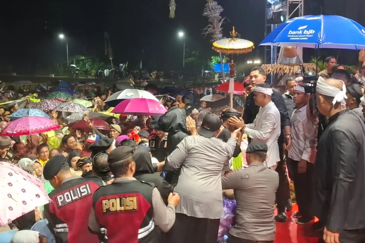 Ribuan Warga Huhujanan, Kirab Milangkala Tatar Sunda di Kawali Ciamis Tetap Meriah