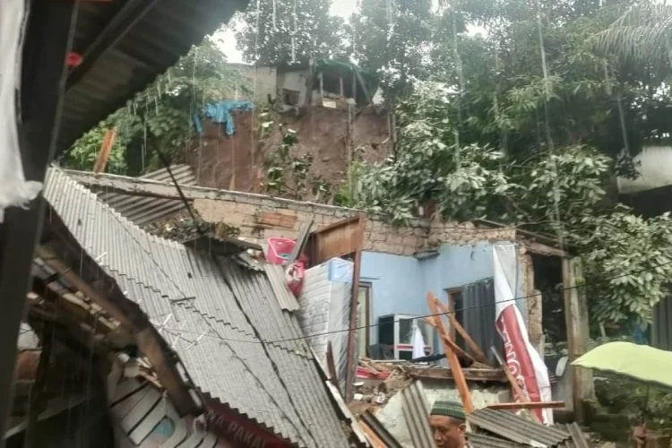 Tebing Jayasari Longsor Timpa Rumah Warga
