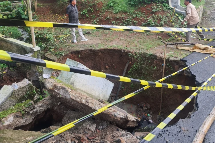Jembatan Cikalongwetan-Cipendeuy Terputus, Akses Ekonomi Terhambat