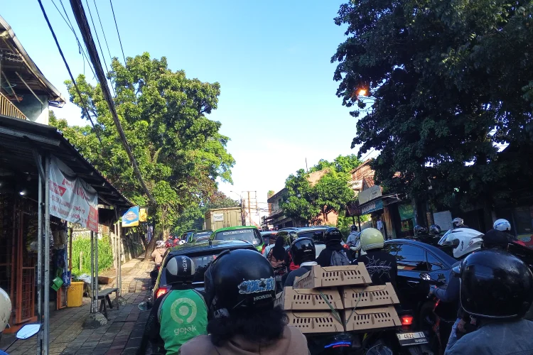 Truk Tersangkut Kabel, Simpang Empang hingga Pertigaan Pasir Kuda Macet