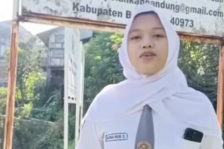 Viral! Siswi di Cipelah Memohon ke Dedi Mulyadi Tak Tutup SMKN 1 Rancabali
