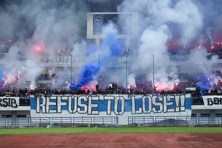 Persib Mendunia! Akun Resmi Liga Prancis Kagumi Aksi Militan Bobotoh di GBLA
