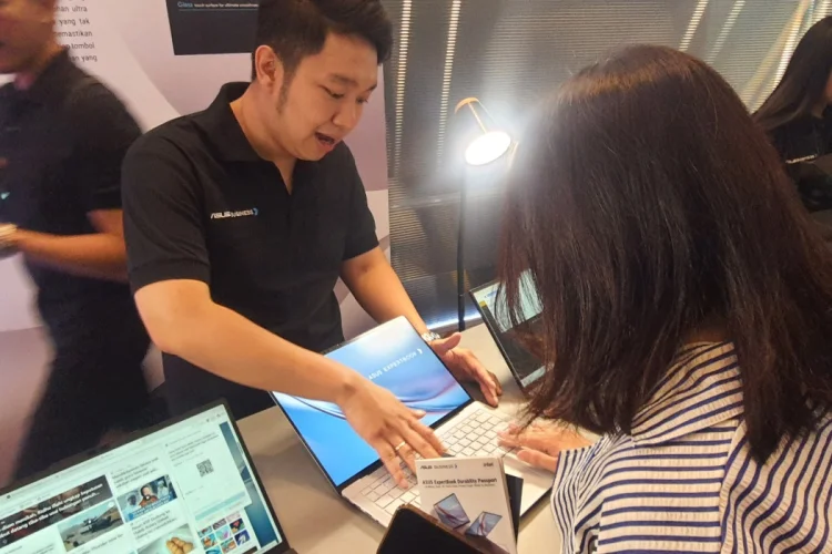 ASUS ExpertBook Ultra Meluncur, Laptop Bisnis 0,99 kg dengan Tenaga 50W