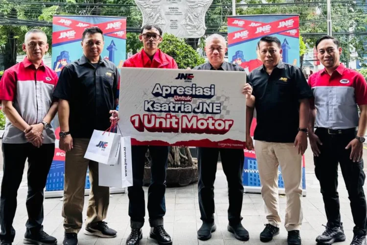Kecam Aksi Pembegalan Kurir di Bandung, Presidr JNE Kasih Motor ke Hasan Alnazhari