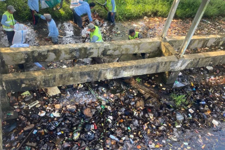 Gotong Royong Bersihkan Situ Gede, 2 Ton Sampah Terkumpul