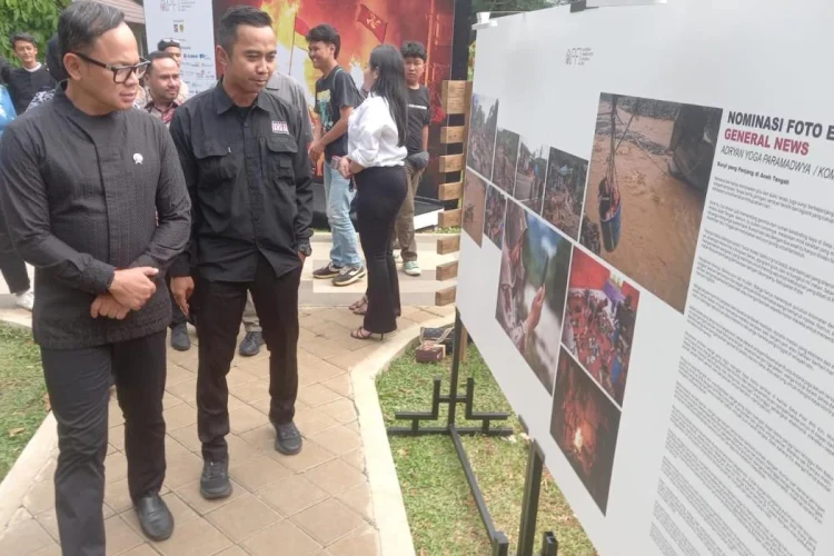 40 Foto Terbaik Dipamerkan PFI, Bima Arya Tersentuh Foto Korban Letusan Gunung Semeru