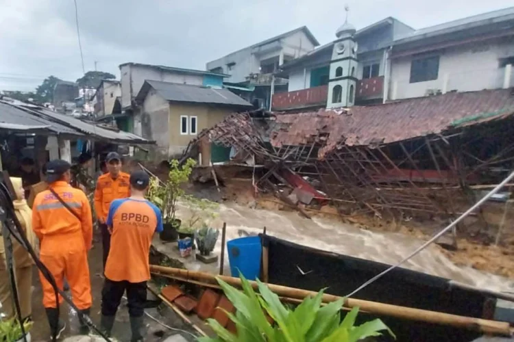 Bangunan dan Masjid di Pinggir Kali Cikaret yang Tergerus Aliran Air Dibongkar