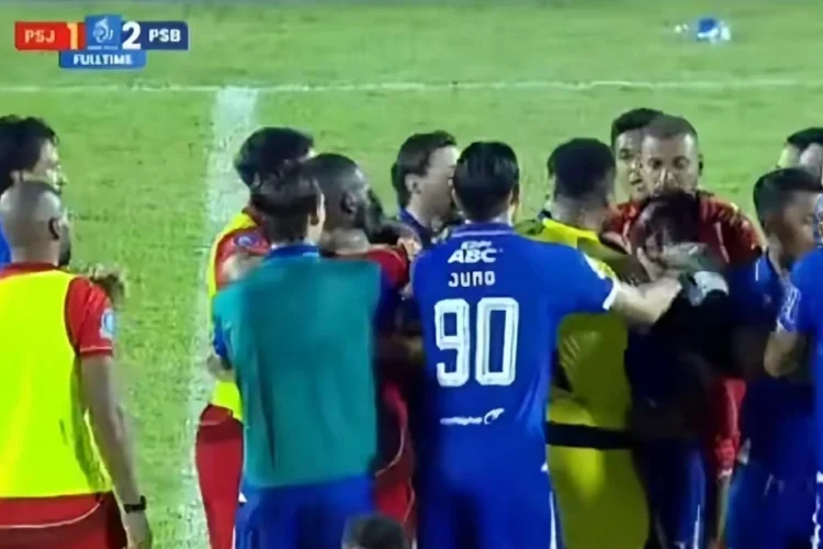 Viral Beckham Putra Diduga Dicekik Kiper Persija Usai Persib Raih Kemenangan