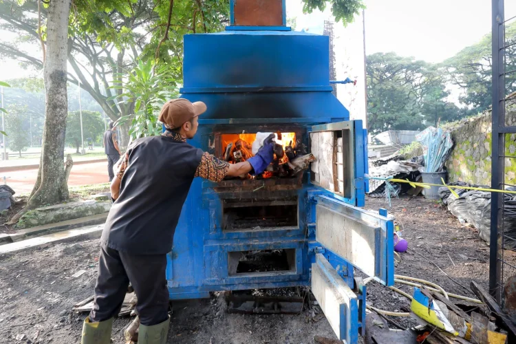 Mengatasi Sampah Bandung, Optimalkan 18 Insinerator dan Teknologi Pengendali Emisi