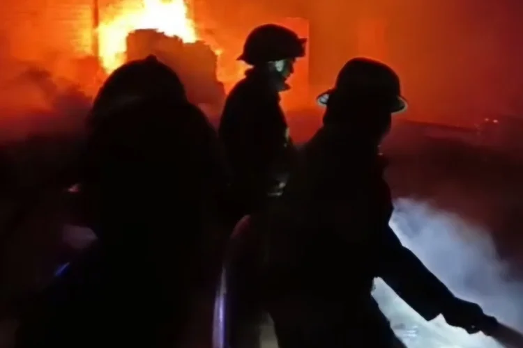 Diduga Korsleting, Pabrik Gantungan Baju di Kota Tasikmalaya Ludes Terbakar